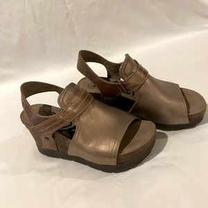 OTBT PLATFORM WEDGE SANDALS (Bronze) sz 8, excellent used